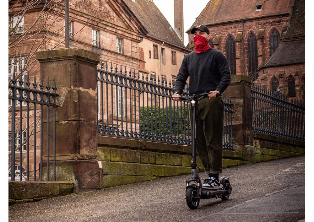 Quel âge pour rouler en trottinette électrique ?!